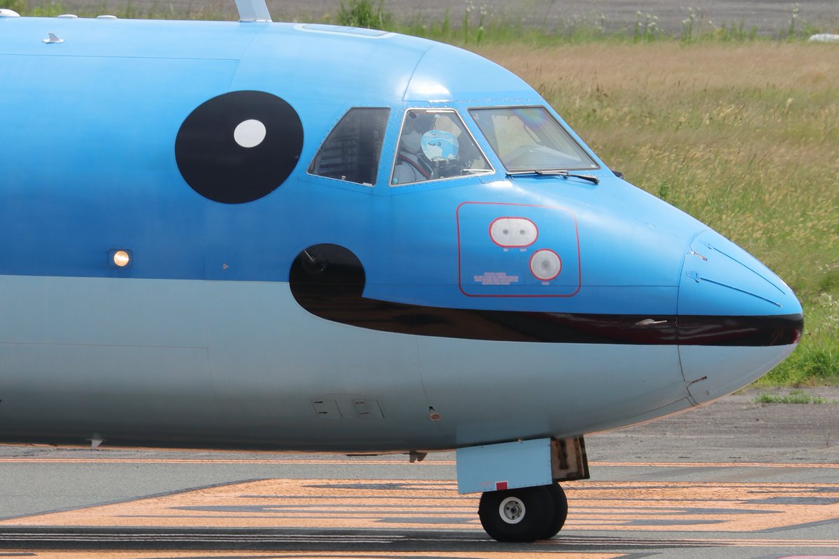 WING_ACE's tweet photo. 2日連続の逆ラン14運用となった伊丹空港で、天草エアラインの「みぞか号」狙いで下河原へ。
大勢のギャラリーに向けてタキシング中にパッシングや操縦席からのお手振りはもちろん、ホールド時間があったので「うちわ振り」のサービスまでありました。 https://t.co/jiDx0RU6XH