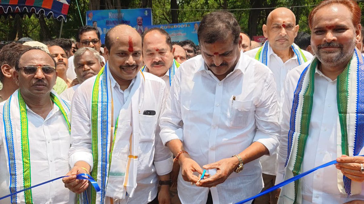 YSRCParty's tweet photo. విజయనగరం జిల్లా, రాజాం అసెంబ్లీ..

రాజాం నియోజకవర్గంలో నూతన వైయస్ఆర్ సీపీ కార్యకర్తల కార్యాలయం ప్రారంభోత్సవ కార్యక్రమం మరియు విస్తృత స్థాయి సమావేశం

రాజాం నియోజకవర్గ వైయస్ఆర్ సీపీ సమన్వయకర్త శ్రీ తలే రాజేష్ గారి ఆధ్వర్యంలో నిర్వహించిన ఈ కార్యక్రమంలో గౌరవ మాజీ మంత్రివర్యులు, ప్రస్తుత శాసన మండలి విపక్ష నేత శ్రీ బొత్స సత్యనారాయణ గారు, జిల్లా పరిషత్ చైర్మన్, జిల్లా వైయస్ఆర్ కాంగ్రెస్ పార్టీ అధ్యక్షులు మజ్జి శ్రీనివాసరావు (చిన్న శ్రీను) గారు, మాజీ డిప్యూటీ సీఎం పీడిక రాజన్న దొర గారు, శాసన మండలి సభ్యులు పాలవలస విక్రాంత్ గారు, మన్యం జిల్లా వైయస్ఆర్ కాంగ్రెస్ పార్టీ అధ్యక్షులు శత్రుచర్ల పరీక్షిత్ రాజు గారు, మాజీ ఎమ్మెల్యేలు శంబంగి వెంకట చిన్న అప్పల నాయుడు గారు, శ్రీమతి విశ్వాసరాయి కళావతి గారు, విజయనగరం పార్లమెంట్ పరిశీలకులు కిల్లి సత్యనారాయణ గారు, రాజాం అసెంబ్లీ నియోజకవర్గ పరిశీలకులు కె.వి.సూర్యనారాయణ రాజు గారు, గజపతినగరం అసెంబ్లీ నియోజకవర్గ పరిశీలకులు సిరిపురం జగన్ మోహన్ రావు గారు, యువనాయకులు డా. బొత్స సందీప్ బాబు, స్టేట్ యూత్ వింగ్ వైస్ ప్రెసిడెంట్ మెంటాడ స్వరూప్ తదితరులు పాల్గొనడం సంతోషంగా ఉందని డా.రాజేష్ తలే పేర్కొన్నారు. పార్టీ కార్యకర్తల ఉత్సాహం, అభిమానుల ఆదరణ మరింత బాధ్యతను పెంచుతున్నాయి. వైయస్ఆర్ కాంగ్రెస్ పార్టీని ప్రజల్లో మరింత బలోపేతం చేసే దిశగా అందరం సమిష్టిగా ముందుకు సాగుదాం అని మీ అందరి సమక్షంలో నా జన్మదిన వేడుకలు జరుపుకోవడం చాలా సంతోషంగా ఉందని మీ అందరికి రుణపడి ఉంటానని భావోద్వేగం చెందారు. రాజాం నియోజకవర్గంలో ప్రారంభమైన ఈ నూతన పార్టీ కార్యకర్తల కార్యాలయం కార్యకర్తలకు, ప్రజలకు ఎల్లప్పుడూ అందుబాటులో ఉండే సేవా కేంద్రంగా నిలవాలని ఆకాంక్షిస్తున్నాను

ఈ కార్యక్రమంలో రాజాం అసెంబ్లీ నియోజకవర్గ పరిధిలో ఉన్న నాలుగు మండలాలు ఎంపీపీలు, జెడ్పీటీసీలు, వైస్ ఎంపీపీలు, సర్పంచులు, ఎంపీటీసీలు వైయస్ఆర్ కాంగ్రెస్ పార్టీ అనుబంధ విభాగాలు అధ్యక్షులు, కార్యవర్గ సభ్యులు, సోషల్ మీడియా సైనికులు, వైయస్ఆర్ కాంగ్రెస్ పార్టీ నాయకులు, కార్యకర్తలు, అభిమానులు, మహిళలు అధిక సంఖ్యలో పెద్ద ఎత్తున పాల్గొనడం విశేషం. పాల్గొన్న ప్రతీ ఒక్కరికీ పేరు పేరునా ప్రత్యేక ధన్యవాదములు తెలుపుతూ మీ రాజాం అసెంబ్లీ నియోజకవర్గ ఇంఛార్జ్ డా. రాజేష్ తలే.