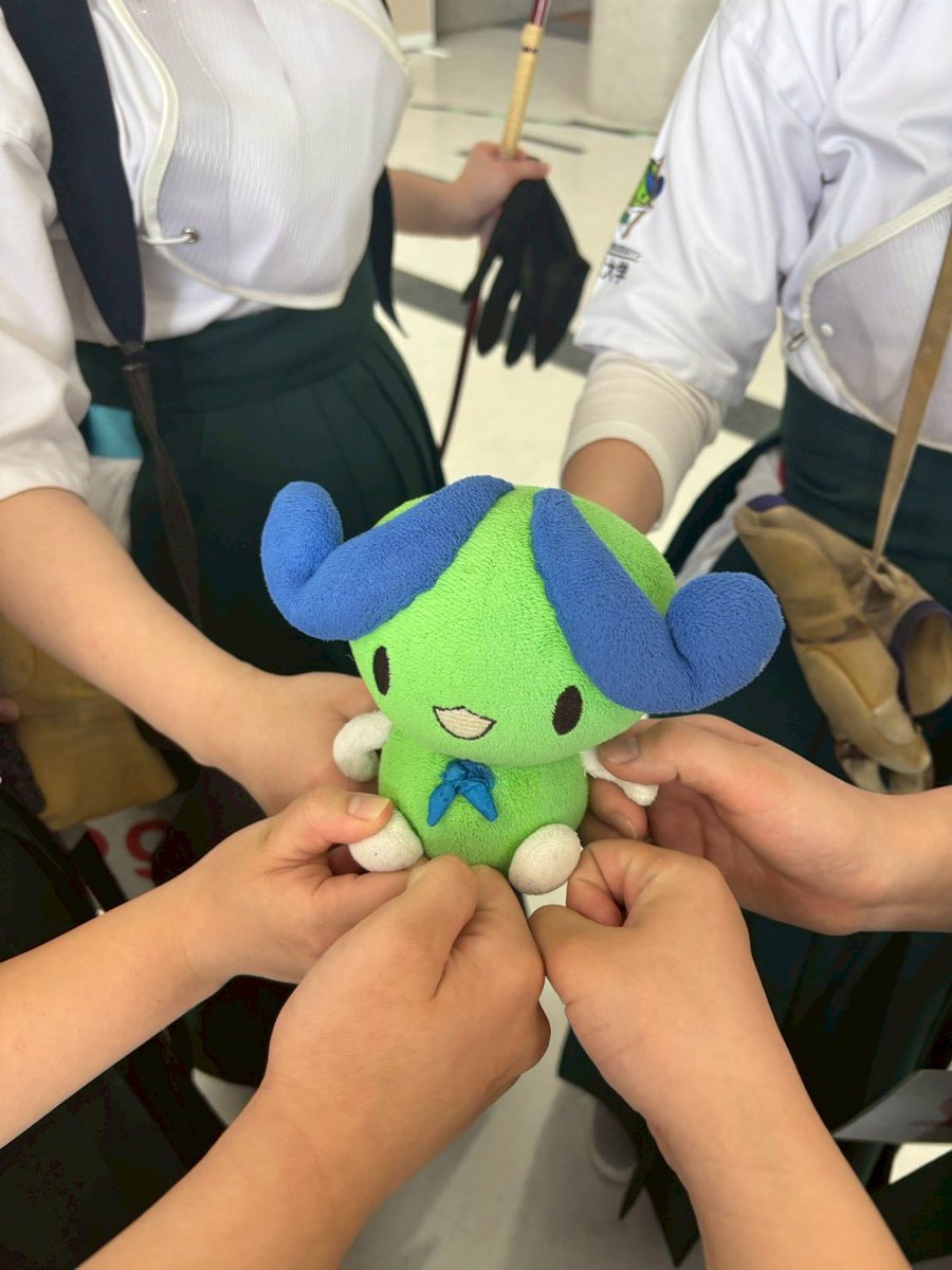 shikoku_kyudo's tweet photo. 【第70回西日本学生弓道選手権大会】
5/23~24にシゲトーアリーナ岡山にて行われました。

結果
○男子団体 予選敗退

○女子団体 第3位・射道優秀校

○女子個人 
第5位 植田しおん(2)

○最高的中者賞 (36射35中)
植田しおん(2)

これからも頑張りますので、応援よろしくお願いいたします！！ https://t.co/dLOmIAhAS3