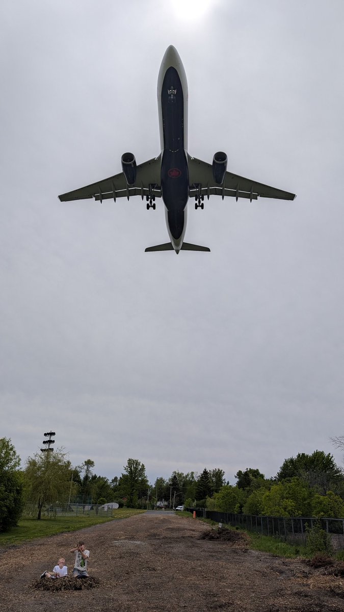 Crippit's tweet photo. Watching @AirCanada come in to land @yulaeroport yesterday. https://t.co/wV1ZR9q7ec