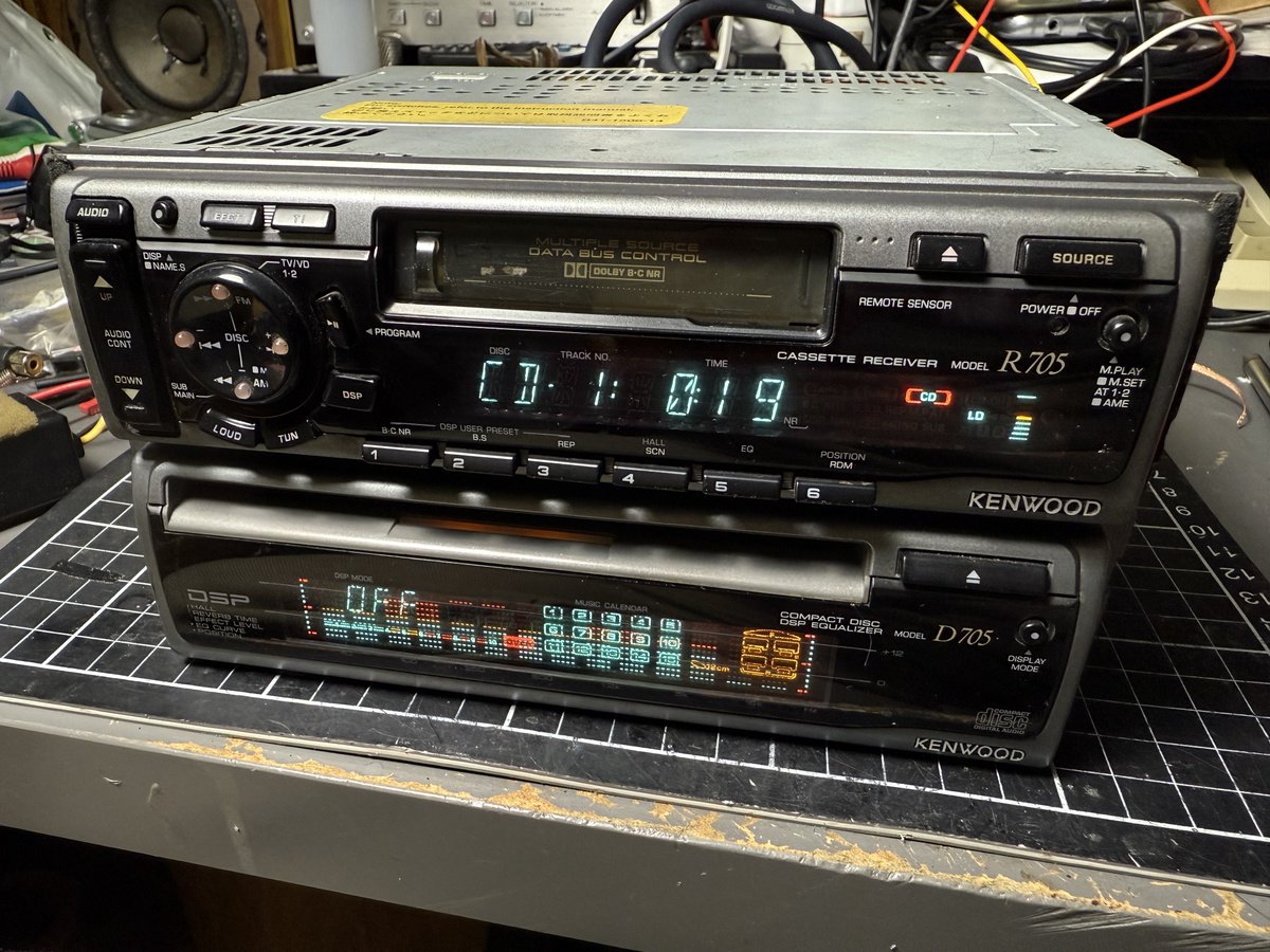DBMD832's tweet photo. クソ腹立つ案件に遭遇したので注意喚起

デッキを購入したが左右から左の音が出ると不思議な相談

確認すると、右の音が出ない故障を隠すため左の信号を右にも入れるようにバイパスされた形跡がある。

こんな修理とも言えない誤魔化しで動作確認済とは笑わせてくれる。 https://t.co/iU44xVcYfW