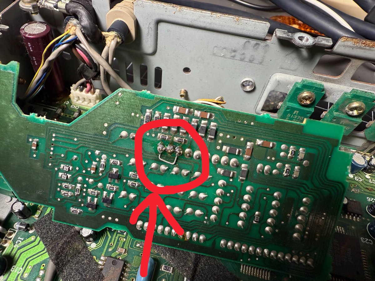 DBMD832's tweet photo. クソ腹立つ案件に遭遇したので注意喚起

デッキを購入したが左右から左の音が出ると不思議な相談

確認すると、右の音が出ない故障を隠すため左の信号を右にも入れるようにバイパスされた形跡がある。

こんな修理とも言えない誤魔化しで動作確認済とは笑わせてくれる。 https://t.co/iU44xVcYfW