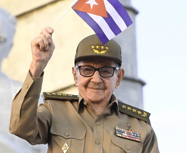 Layanis39905's tweet photo. La dignidad y su amor por la Patria constituyen valores que nos ha legado el General de Ejército Raúl Castro Ruz.  
El pueblo cubano jamás traicionará su ejemplo.   #RaúlEsRaúl
#LaPatriaSeDediende #SomosCubaSoberana https://t.co/RN7XSzoGNK