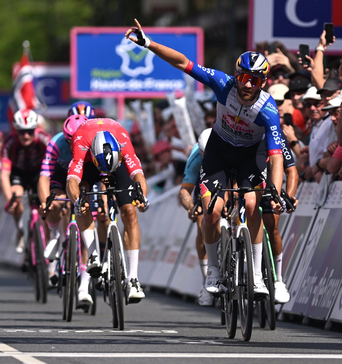 RBH_ProCycling's tweet photo. 🇫🇷 #4JDD 

Double victory on the final day 🤩

Jordi Meeus wins the stage ahead of Danny van Poppel.

Laurence Pithie wins the overall classification.

__________
📷 @GettySport https://t.co/s5zT53hot8