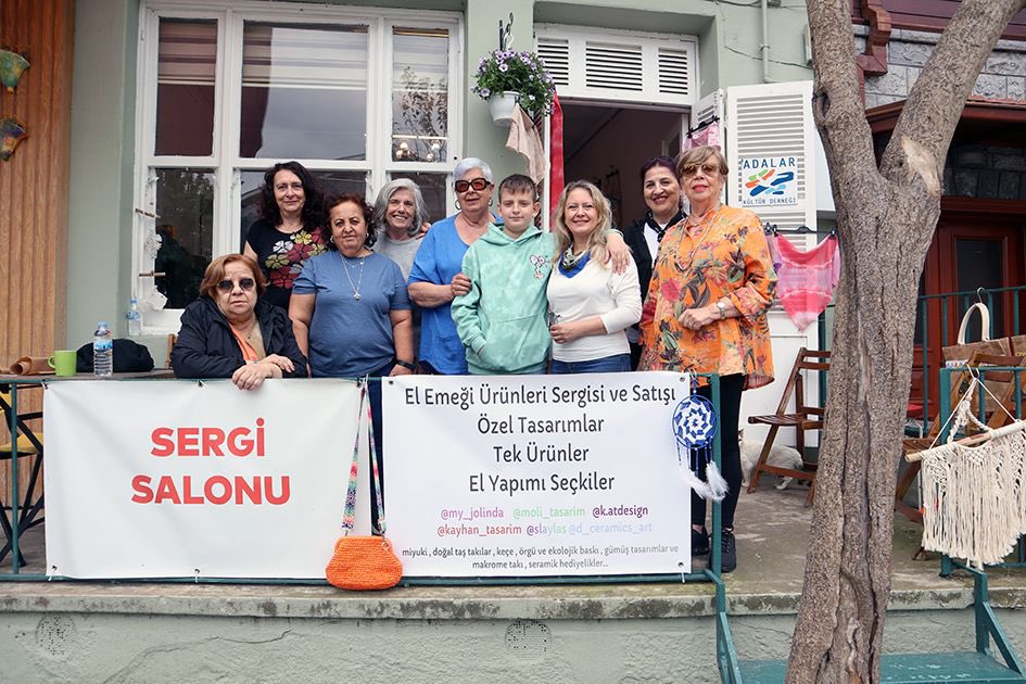 AdalarDernegi's tweet photo. Adalar Kültür Derneği 2026 Yaz Kültür Sanat Festivali sergileri tüm hızıyla devam ediyor. 🎨✨

El sanatları sergimizi 30 Mayıs 2026 tarihine kadar ziyaret edebilirsiniz.

Birbirinden özel el emeği çalışmaların yer aldığı sergimize tüm sanatseverleri bekliyoruz. https://t.co/9CsmLjXfgQ