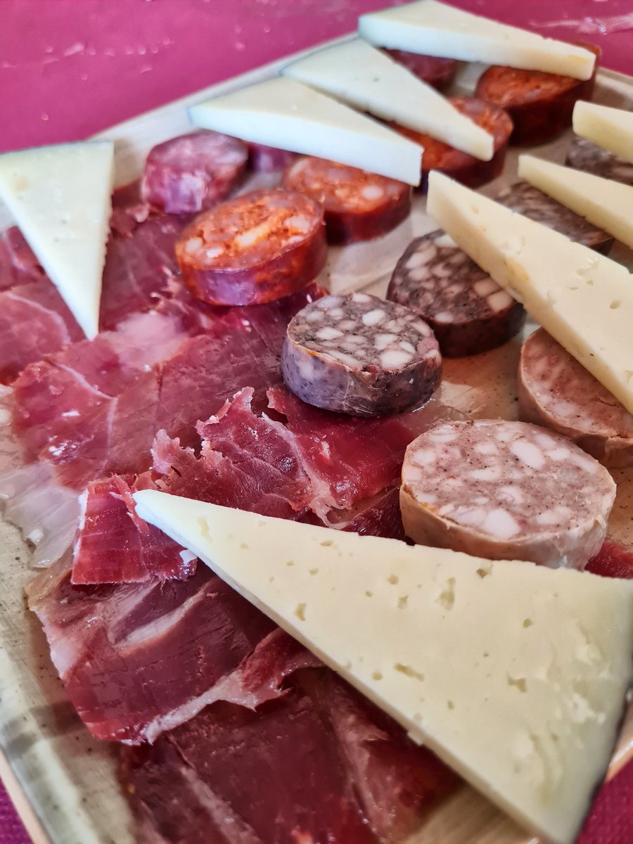 comoju's tweet photo. Del cerdo hasta los andares y del cerdo murciano, "usease", el Chato Murciano, ya esos andares son de pasarela. 
Si al Arroz de ayer le deja un sabor insuperable, lo que es su embutido... tiene un toque que hace que solo quieras comer embutido de chato. https://t.co/n6Ns6hdrJR