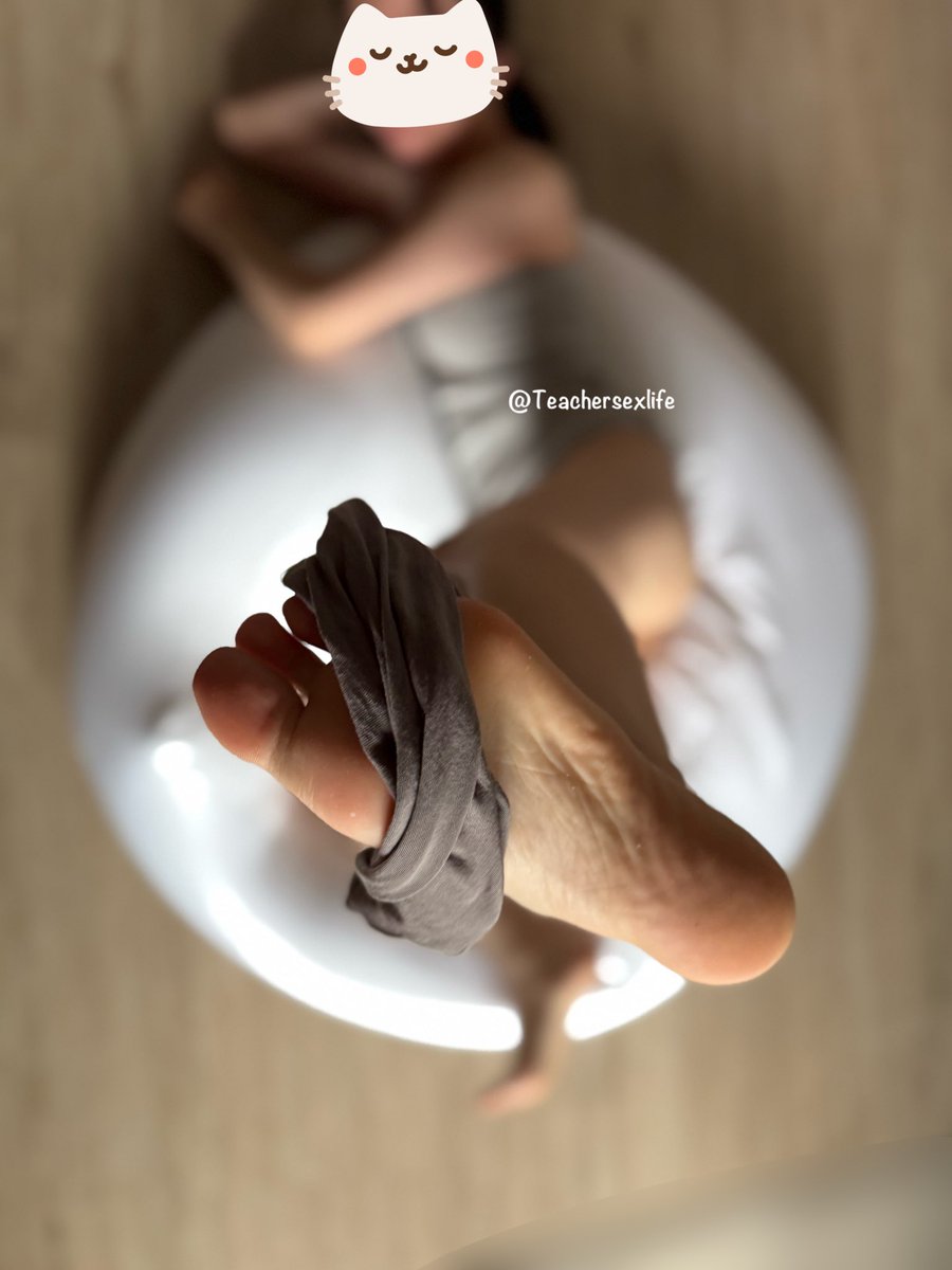Teachersexlife's tweet photo. 最近的陽光實在強烈
照到我們都快融化了
一回家只見老婆馬上癱軟的躺在軟Q的懶骨頭上一動也不動
而我就在一旁看著電視
看著看著眼角餘光發現好像有東西正在動呀動
轉頭一看原來是老婆正在挑逗著我…
用那無辜的眼神看著我
緩慢的褪去一件一件衣裳
露出那雪白的雙峰…以及那多汁的蜜穴🥵 https://t.co/w8lSS696xe