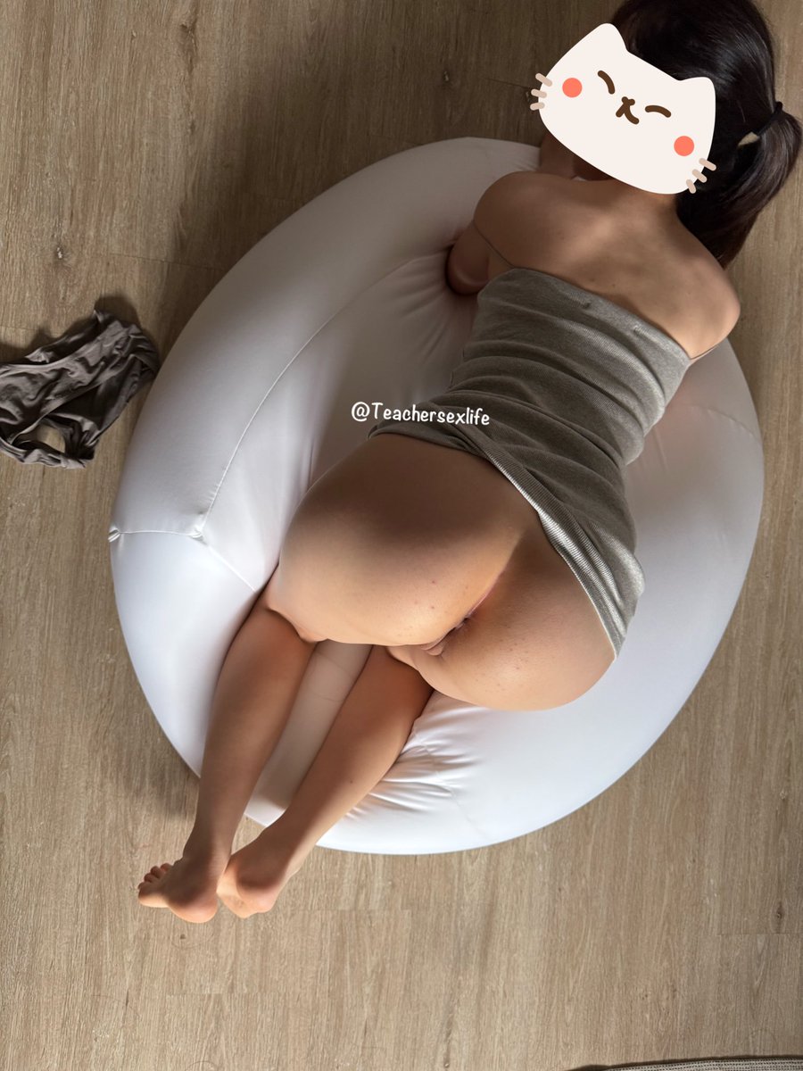 Teachersexlife's tweet photo. 最近的陽光實在強烈
照到我們都快融化了
一回家只見老婆馬上癱軟的躺在軟Q的懶骨頭上一動也不動
而我就在一旁看著電視
看著看著眼角餘光發現好像有東西正在動呀動
轉頭一看原來是老婆正在挑逗著我…
用那無辜的眼神看著我
緩慢的褪去一件一件衣裳
露出那雪白的雙峰…以及那多汁的蜜穴🥵 https://t.co/w8lSS696xe