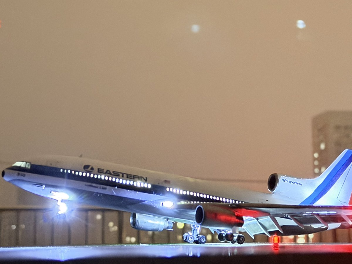 shuanhaiyan's tweet photo. 長谷川1/200 美國東方航空L-1011 添加燈光 襟翼 引擎套件 透明舷窗使用uv膠製作 #旅客機プラモ #Model #Modelplane https://t.co/rSRf6OZLtx