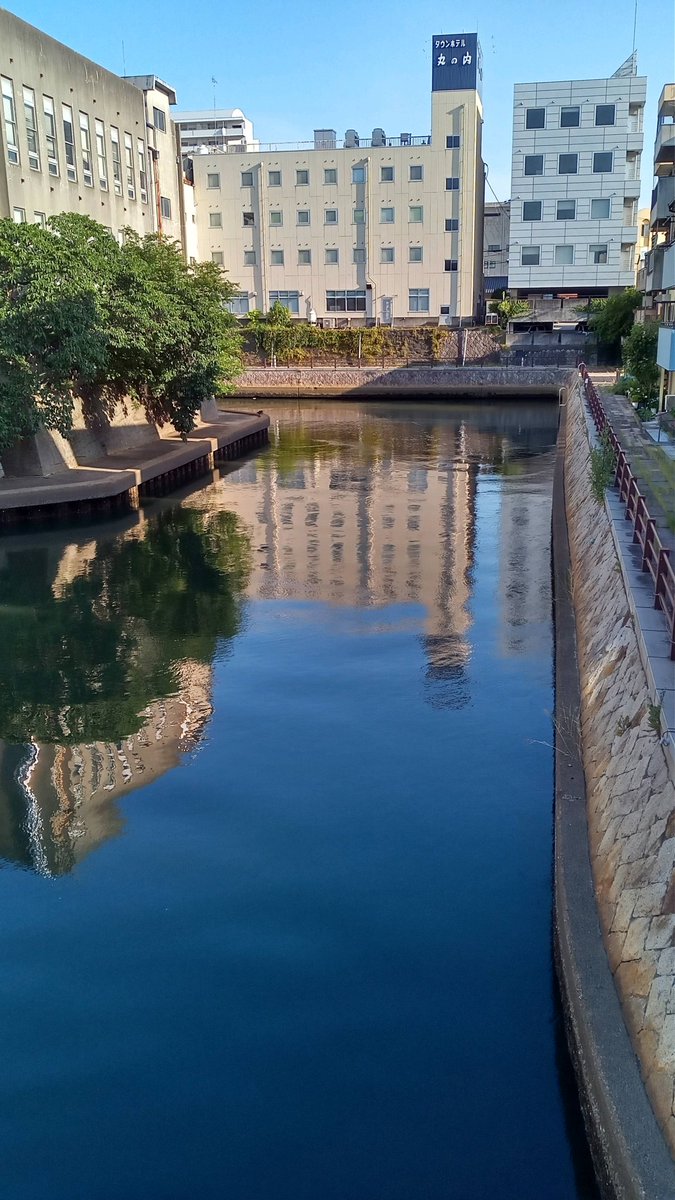 eishingmr's tweet photo. 和歌山市内中心部を流れる市堀川はかつて江戸時代に和歌山城の外堀として開削され、
紀の川に直結するので船運の物資輸送路として賑わっていた。
近代は昭和50年代まで両岸に材木製材屋があり川は貯木場の役割を果たしていた。
子どもの頃、川に浮かべた材木に乗って遊んだら叱られた（笑） https://t.co/dN5QW3H1xq