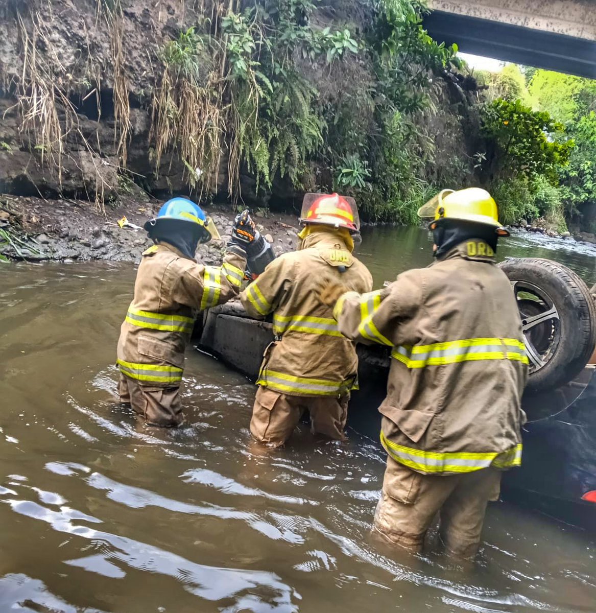 SVInformacion_'s tweet photo. #ElSalvador | Bomberos trabaja para recuperar los cuerpos de dos personas fallecidas que, quedaron atrapados en un vehículo que cayó al río Ceniza, a la zona conocida como La Curva de La Muerte, en el distrito de Nahulingo, en Sonsonate Centro. https://t.co/AKEvN8O3jR
