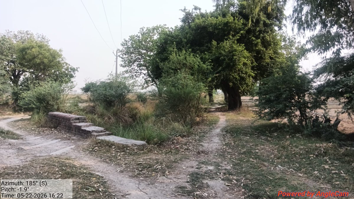 Samarpananews's tweet photo. जनपद प्रतापगढ़ के ब्लॉक बिहार के तारापुर ग्राम सभा में JCB  से कराया जा रहा मनरेगा कार्य, सूत्रों की माने तो खबर चलने के बाद बिहार ब्लॉक के कर्मचारियों की मिली भगत से JCB द्वारा कराया जा रहा मार्ग का पटरी मरम्मत कार्य @dmpratapgarh @uppanchayatiraj @CMOfficeUP @MGNREGSUP https://t.co/YUNR25UCSt