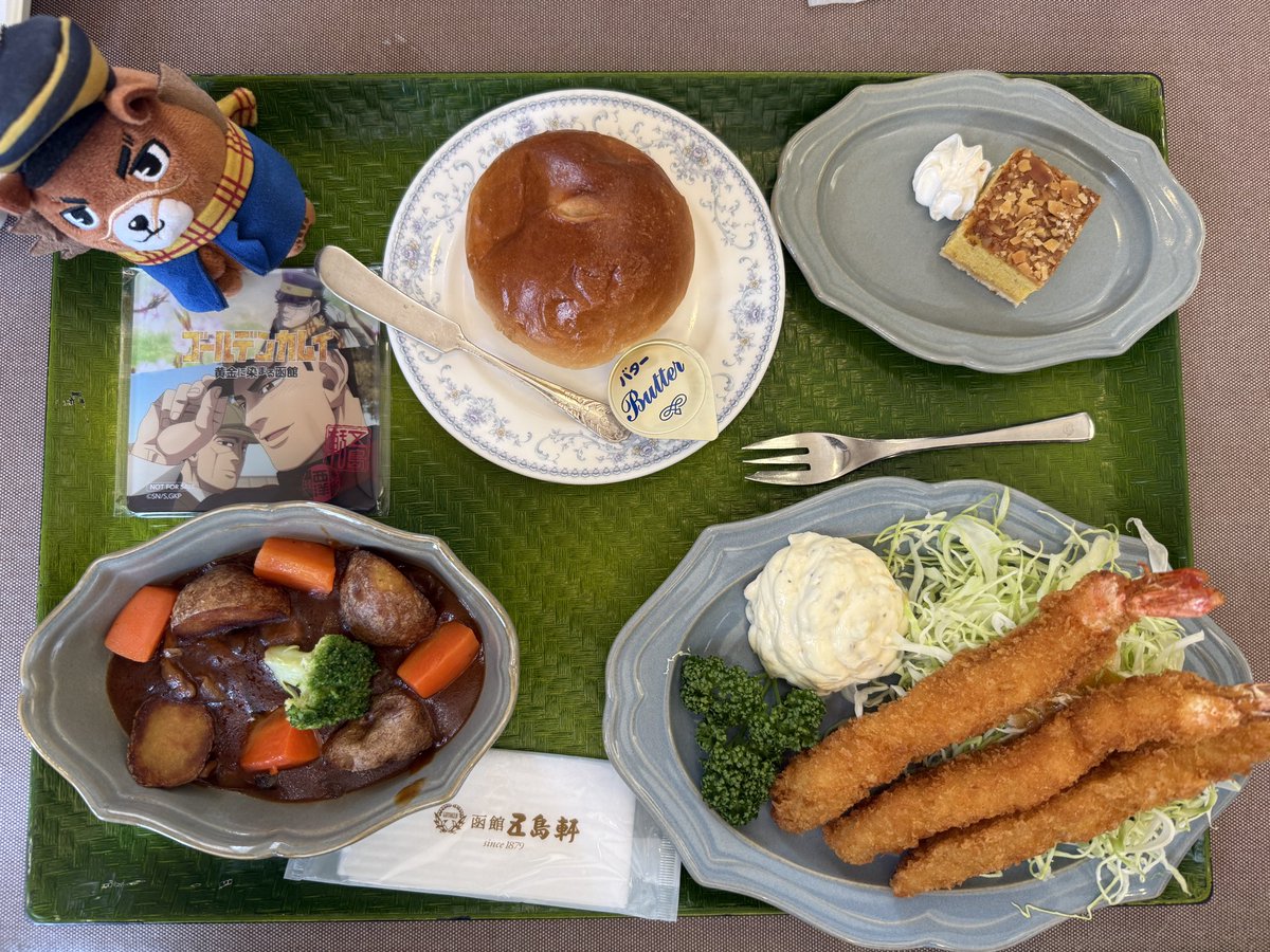 terano36's tweet photo. ゴールデンカムイ〜黄金に染まる函館〜に行ってきました🦖
協力店の方々の作品への愛と、街全体で盛り上げようという想いが感じられてほんと行って良かった🥹

市電やバスのラッピングもすごかった！
いや、ほんと、すごいしか出てこない🦖💦
羨ましい！
＃ゴールデンカムイ
＃黄金に染まる函館
＃函館 https://t.co/EaAbjY87GW