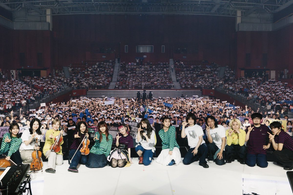 utaha_staff's tweet photo. 『幾田りら LIVE TOUR 2026 "Laugh" in Seoul』Day2にて、詩羽がサプライズゲスト出演させていただきました！

幾田りらさんと上白石萌歌さんと一緒に「Sing along!!!」を歌いました🎤

ありがとうございました✨✨

Photo by Siyoung Song

#詩羽
#幾田りらLaughTour #LilasLaughTour https://t.co/W3FKyVeOJg