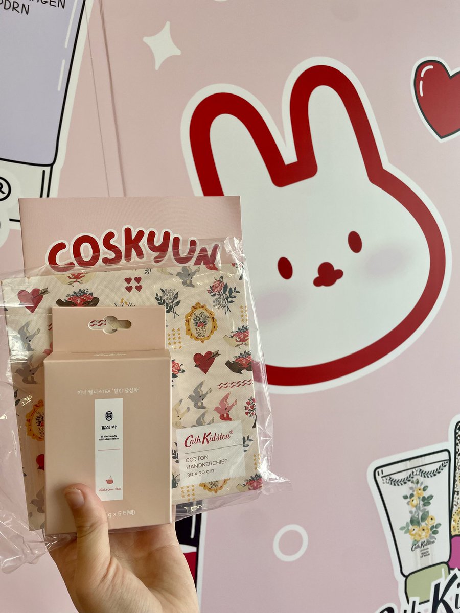 2525cosme's tweet photo. #コスきゅん に行ってきました!
仕事前で、ゆっくりできなかったですが、会場内人が多かった割にサクサク回ることができてよかったです!
私は、ラッキードローで #キャスキッドソン のハンカチと #dalsim のお茶が当たりました!
うさちゃん可愛かった🐇💓
また行きたいです! https://t.co/1k5uEfBZPO