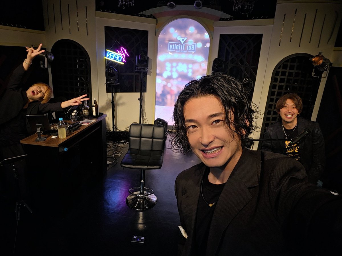 Votomoki's tweet photo. 間も無く
『大野朋来のBar Trinity』
はーじまるよぉー！

【MusicChamp】
♪Bar Trinity
https://t.co/YKt654yrMH https://t.co/prz4OztESR