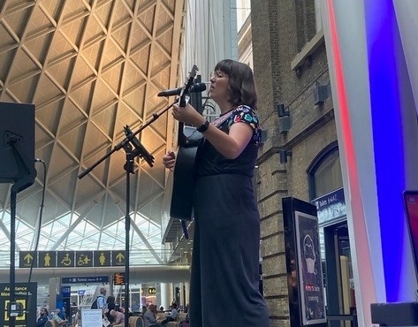 BuskInLondon's tweet photo. More great music in Kings Cross station over the bank holiday weekend!

Monday 25 May
12:00-1.30pm Charlotte Campbell @ccampbellmusic 
1.30-3:00pm Samuel Ashton @samuelashtonmusic
3:00–4:30pm David &amp; Jenny @jennydavidmusic 
4:30–6:00pm Rufus Quickenden @rufuspianoman https://t.co/e1RBSa6xwg