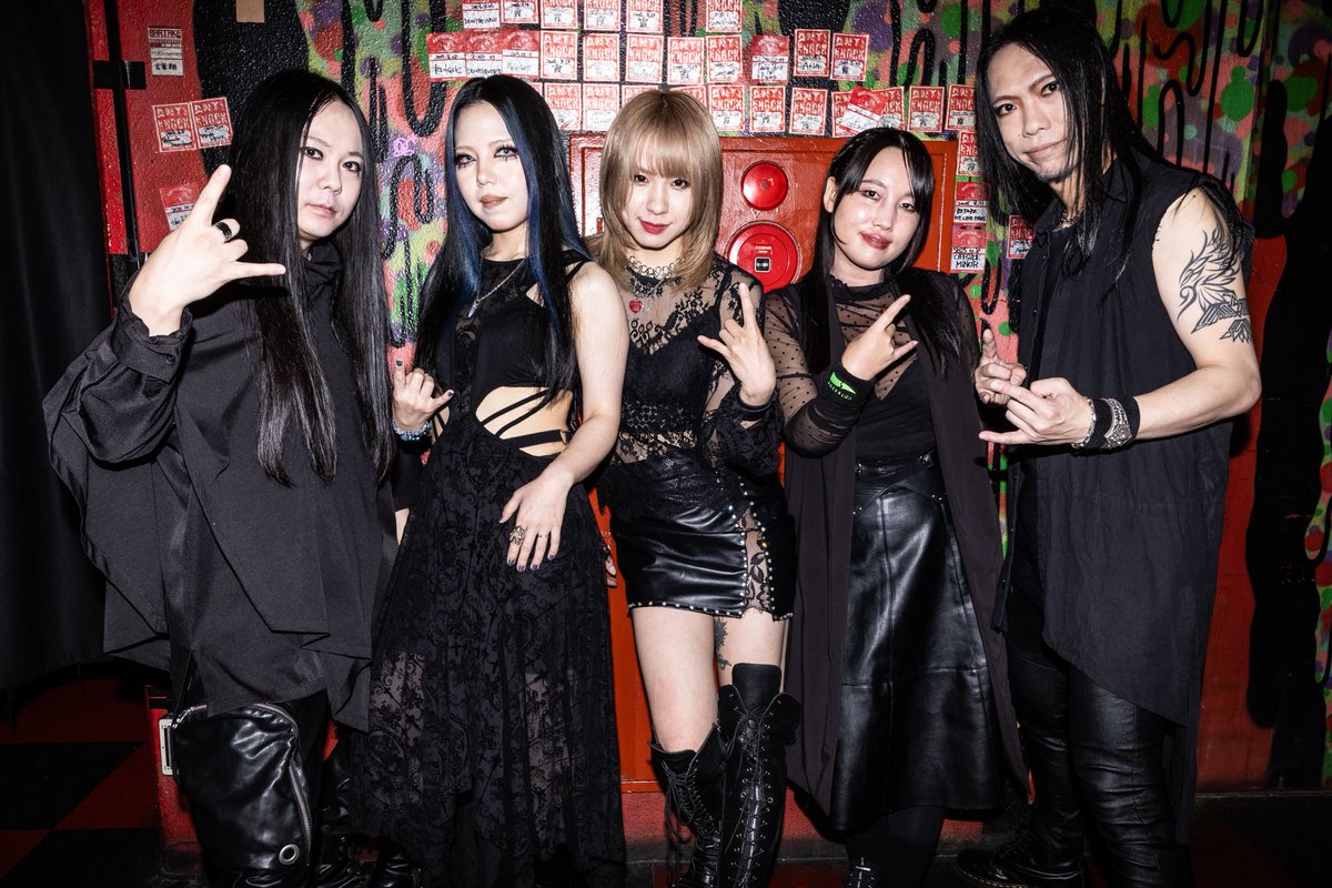 tohko_ds's tweet photo. 黒舞台ツアー新宿ANTIKNOCK編！

こんなに演奏してて体感あっという間だったのは初めて。そのくらい終始楽しく濃い時間でした❤️‍🔥

ゲストのありちゃんも超サイコウカ！な歌とパフォーマンス本当にありがとう✨

また大切で特別な思い出が増えました🌠
次は6/7名古屋！さらに勢い増していきます🔥 https://t.co/tXnFQsvQZN