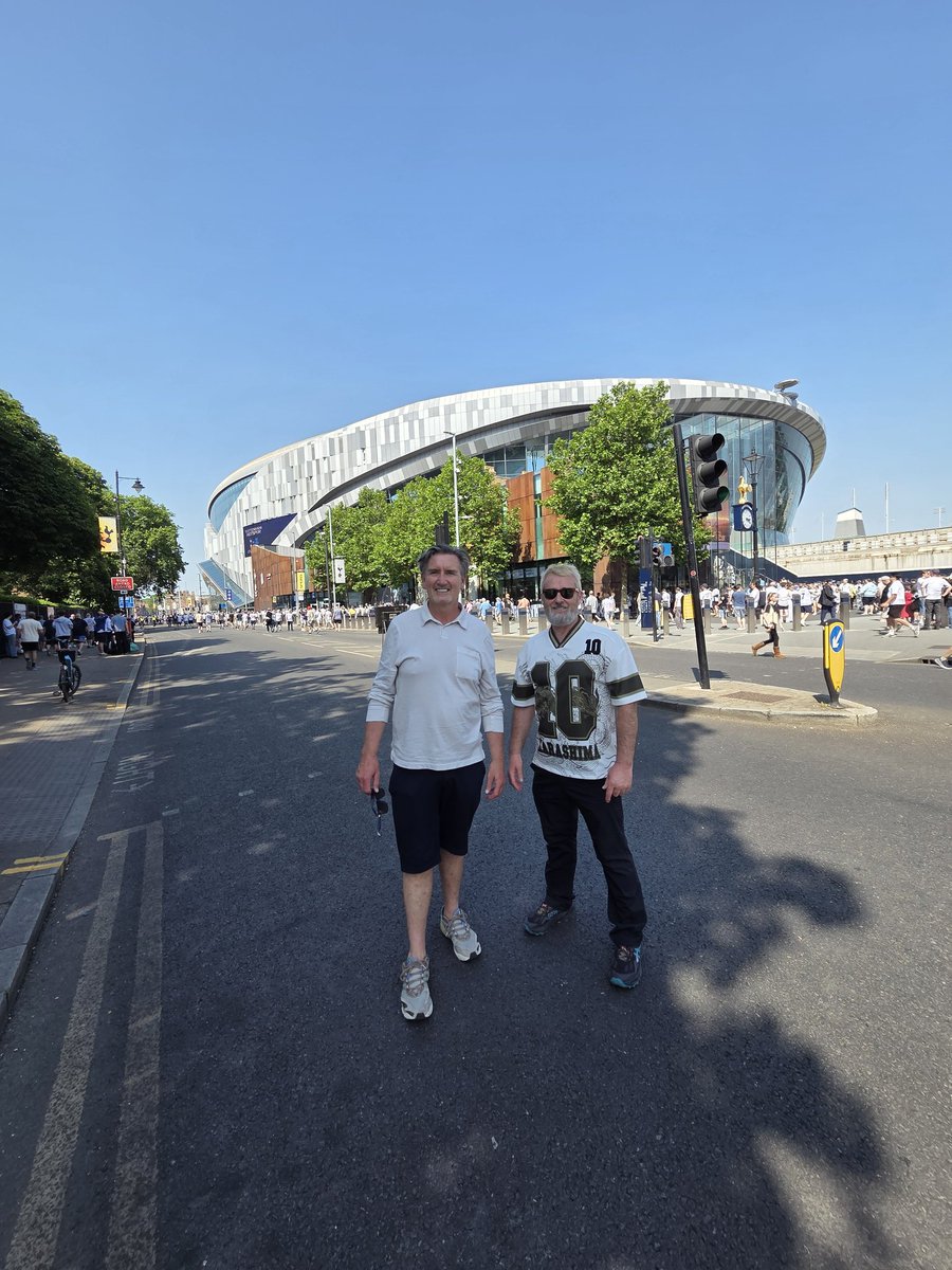speedomick's tweet photo. #UTFT great to bump into tge Legend @reid6peter . Massive day in the Premier League with Tottenham and West Ham looking at the drop.  Im happy the Blue's aren't in that position this season. #NSNO #EFC https://t.co/88v8NKGqxW