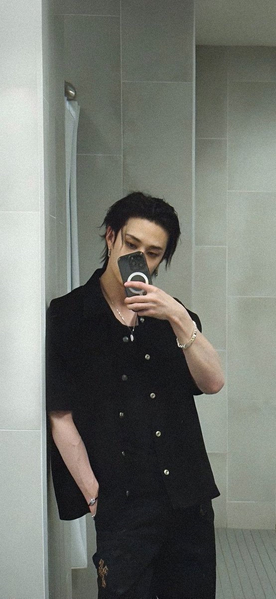yzinn_tz's tweet photo. I can reach you through the mirror ? 

#SSD #stayselca #방찬 https://t.co/ou8fCa9LpL