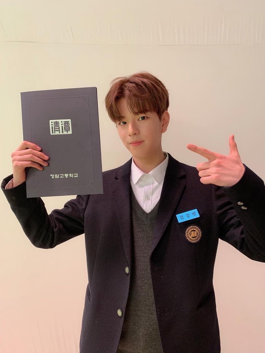 miniichn's tweet photo. minion was in the building 🎓
#SSD #StaySelcaDay #StrayKids #seungmin https://t.co/TH3S5YhXLE