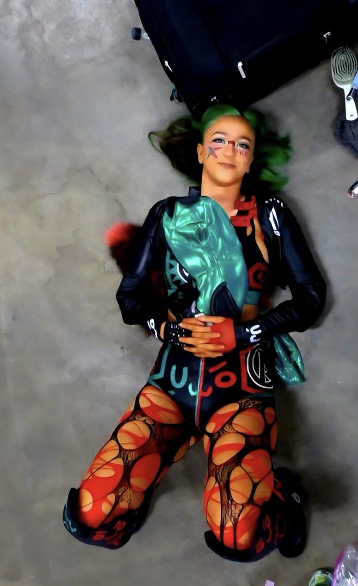 PunkQueenSierra's tweet photo. Floor time 💚 https://t.co/uX015qz800