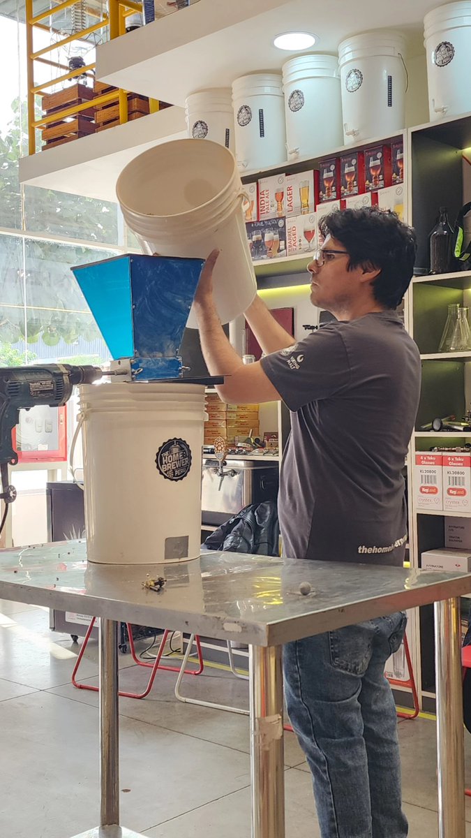 HomebrewerPeru's tweet photo. Así se vivió nuestro Curso Cervecero 🍻🔥

Un día lleno de aprendizaje, buena energía y mucha pasión por este mundo que nos une. Desde teoría hasta práctica, compartimos experiencias, técnicas y grandes momentos junto a una increíble comunidad.

Gracias a todos los que fueron parte de esta experiencia 🙌

¡Nos vemos en la próxima edición!

#CursoCervecero #CraftBeer #Homebrewing #BeerLovers #TheHomeBrewer