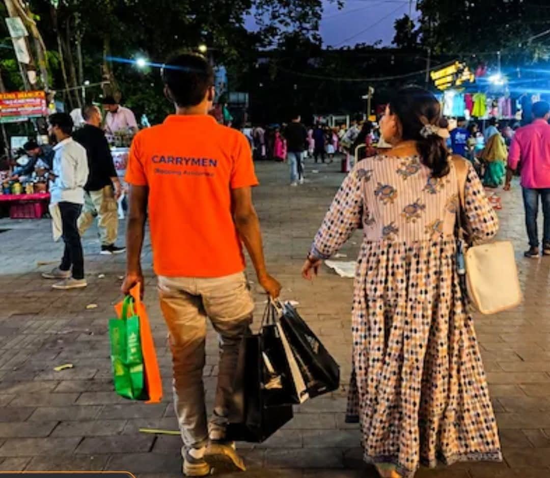Soma_dhar25's tweet photo. दिल्ली का लाजपत नगर बाजार इन दिनों एक अनोखी सेवा की वजह से सोशल मीडिया पर वायरल हो रहा है।
यहां शॉपिंग के दौरान
149 रुपए में महिलाओं को मिल रही हैं ऐसी सुविधा, खौफ मैं शहरी पतियों ..😂😆🤣
#Delhi #LajpatNagar #CarryMen #ViralPost #Shopping #SocialMedia #TrendingNews https://t.co/nloPWf8bTD