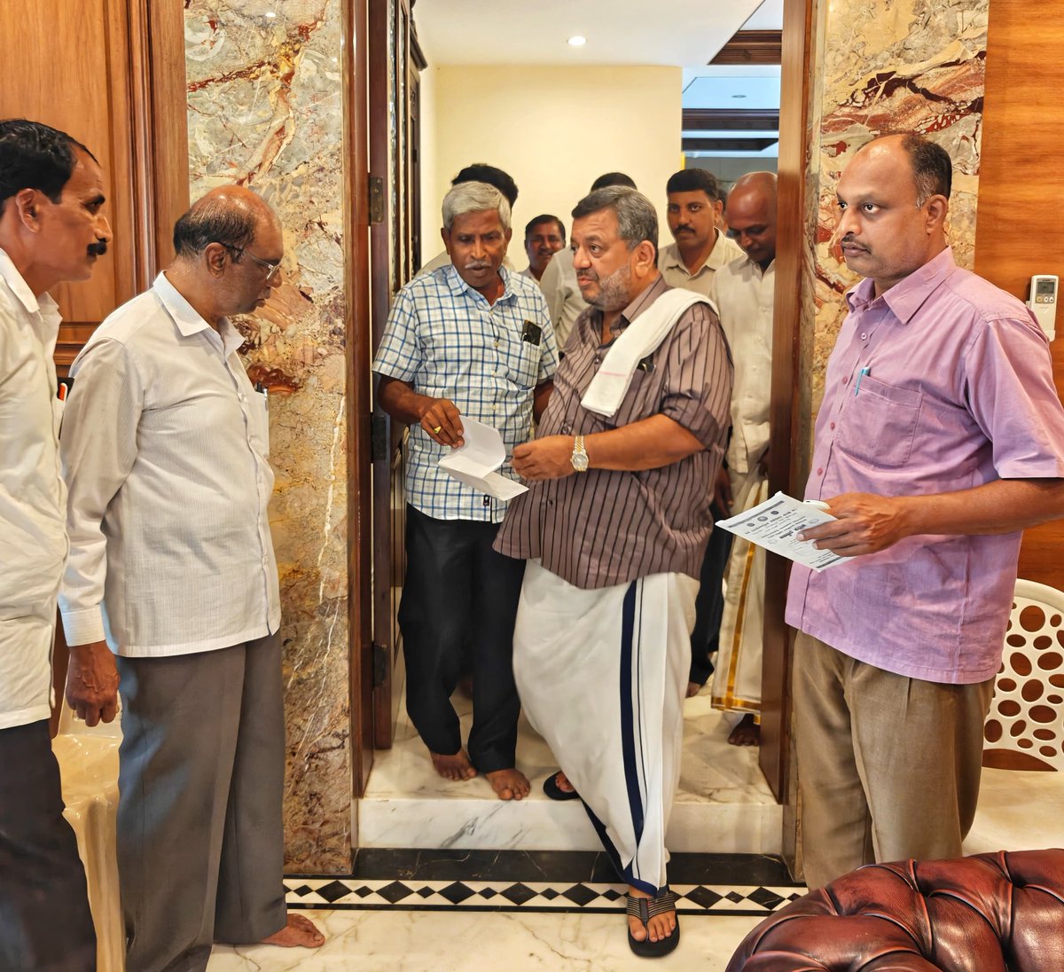 SS_Mallikarjun_'s tweet photo. ದಾವಣಗೆರೆ ನನ್ನ
ಗೃಹ ಕಚೇರಿಯಲ್ಲಿ ಸಾರ್ವಜನಿಕರ ಅಹವಾಲುಗಳನ್ನು ಸ್ವೀಕರಿಸಿ, ಶೀಘ್ರವಾಗಿ ಅವರ ಸಮಸ್ಯೆಗಳಿಗೆ ಪರಿಹಾರ ಒದಗಿಸಿದೆನು.
#ministryofminesandgeology #ssmallikarjun https://t.co/4fey5mRy8D
