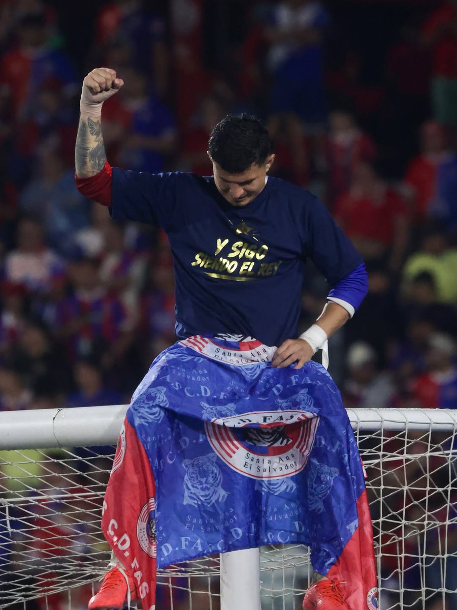 CLAVISMO's tweet photo. Buenos días.  Solo a los únicos reyes de copas y actuales campeones del fútbol nacional🥰🔵🔴 https://t.co/zRKgtTuDG5