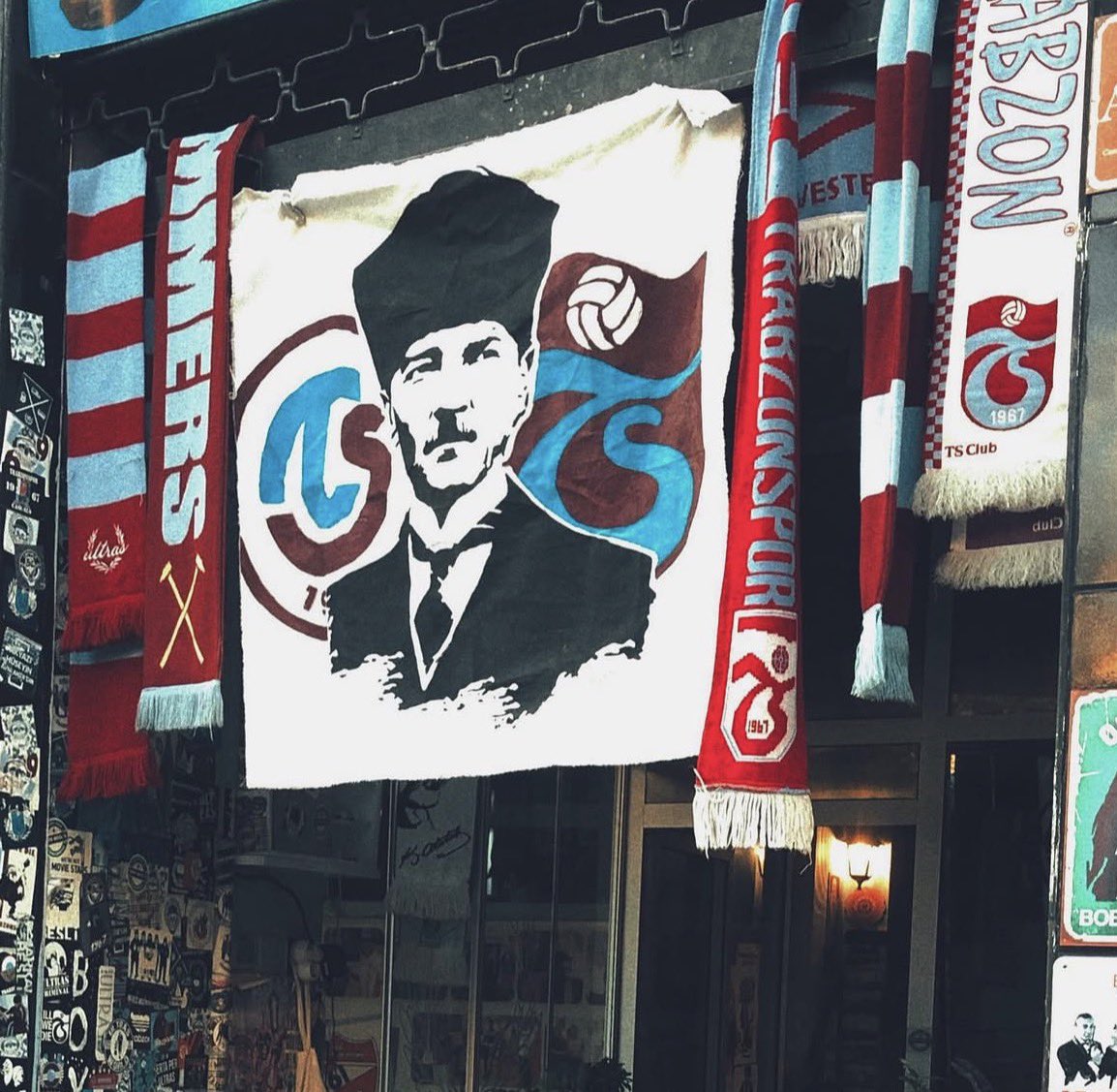 hellfireeTS's tweet photo. Bir çift mavi gözün ışığında, Cumhuriyet’in bekçisiyiz ilelebet. https://t.co/feFXoCLAit