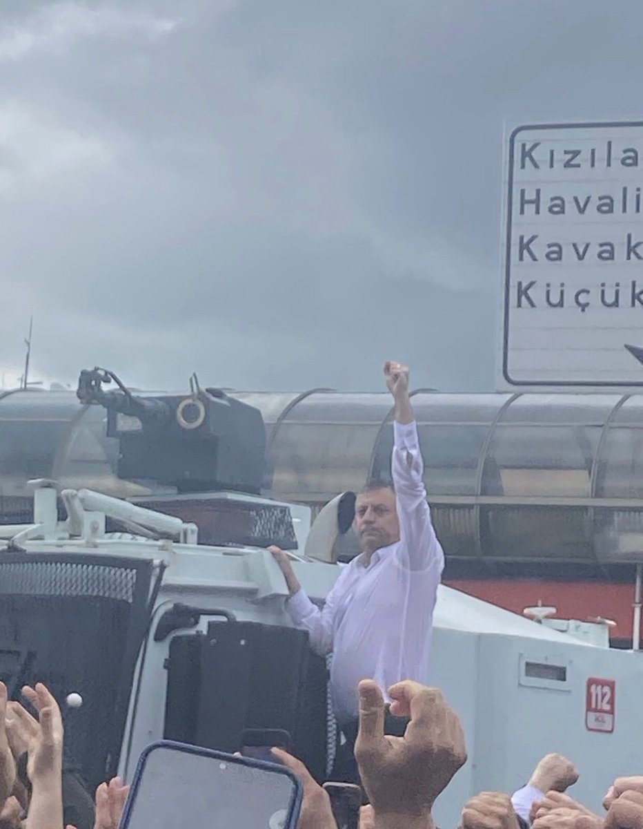 Sol Yumruk tweet media
