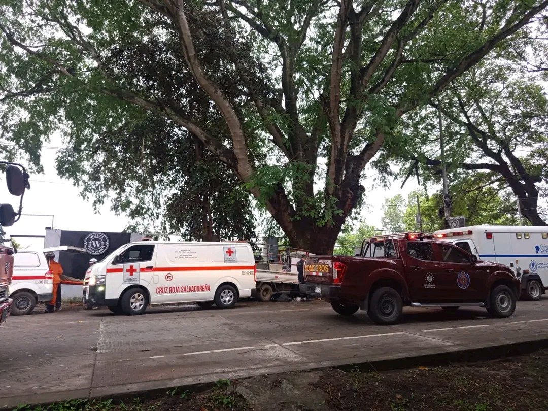 SVInformacion_'s tweet photo. #TráficoSV | @CruzRojaSal reporta cinco personas lesionadas tras un aparatoso accidente de tránsito registrado sobre la carretera internacional que conecta Santa Ana con Metapán, en las cercanías de San Francisco Guajoyo. https://t.co/orVCH9xJ2h