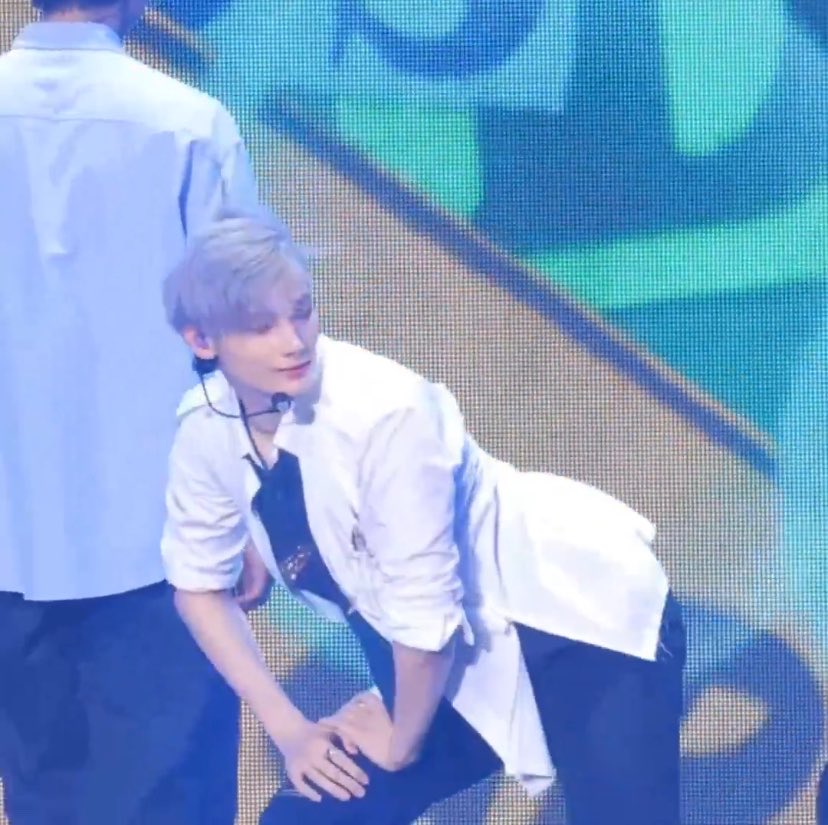 huenyaning's tweet photo. I've never seen an arch arch the way kai arches https://t.co/EsH4WYx9By
