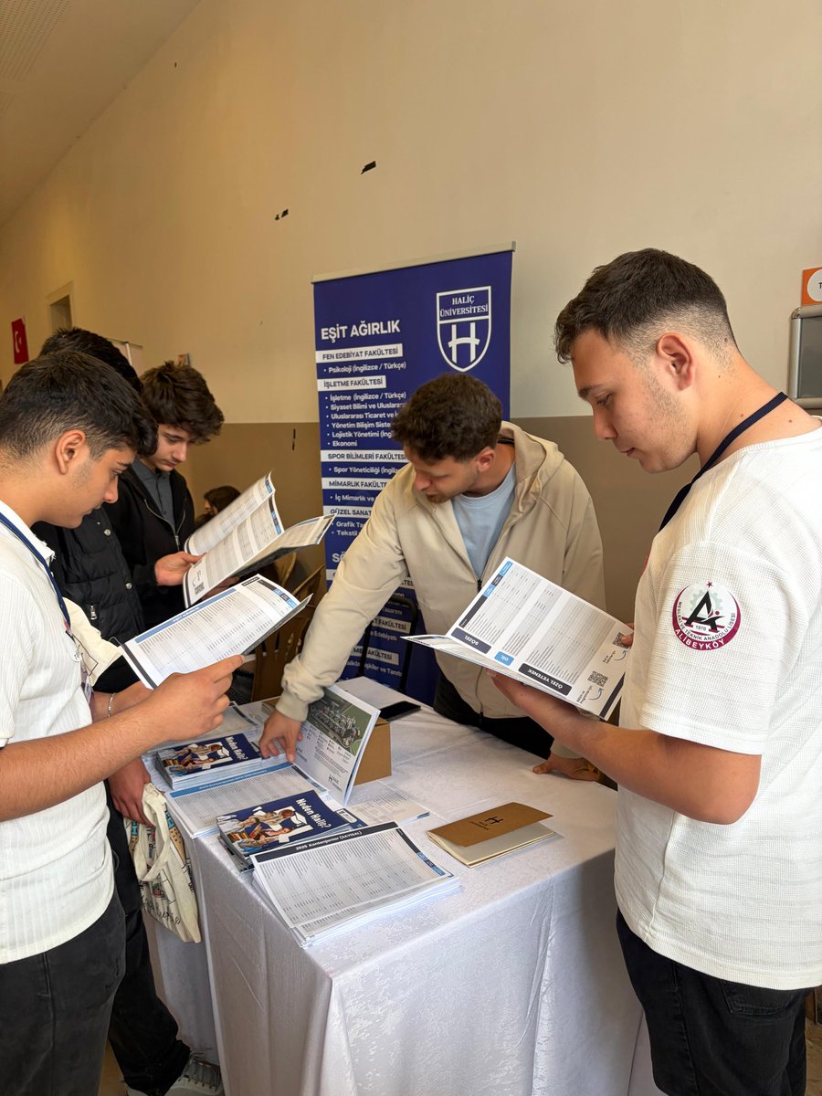 halicteparla's tweet photo. Haliç’te Parla Seminerleri kapsamında bu hafta birbirinden değerli 880 öğrenciyi kampüsümüzde ağırladık. 💙
Kampüs turları, seminerler, kampüs söyleşileri, YKS simülasyonları ve fuarların ardından  keyifli anlarla dolu bir hafta geride kaldı! https://t.co/EPdrVVDiw3