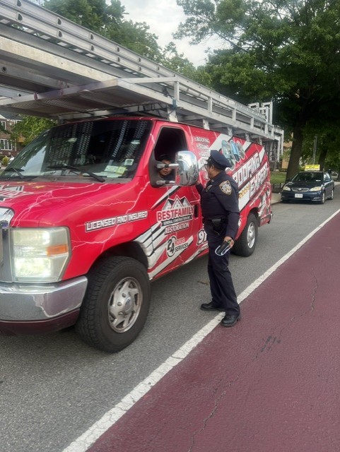 NYPD113Pct's tweet photo. Our Auxiliary officers are at it again! Great work in informing the community of the Auto Larcenies going on in the area. https://t.co/3jsMQHN4BN