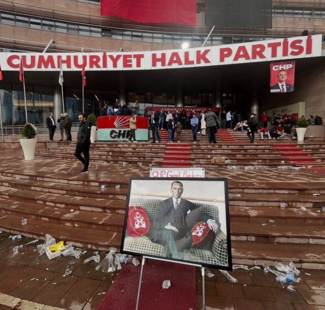 emirbugrakin's tweet photo. Demokrasi; Halkın kendi kendini yönetmeye karar ver(e)memesi. https://t.co/IL8ene7h3m