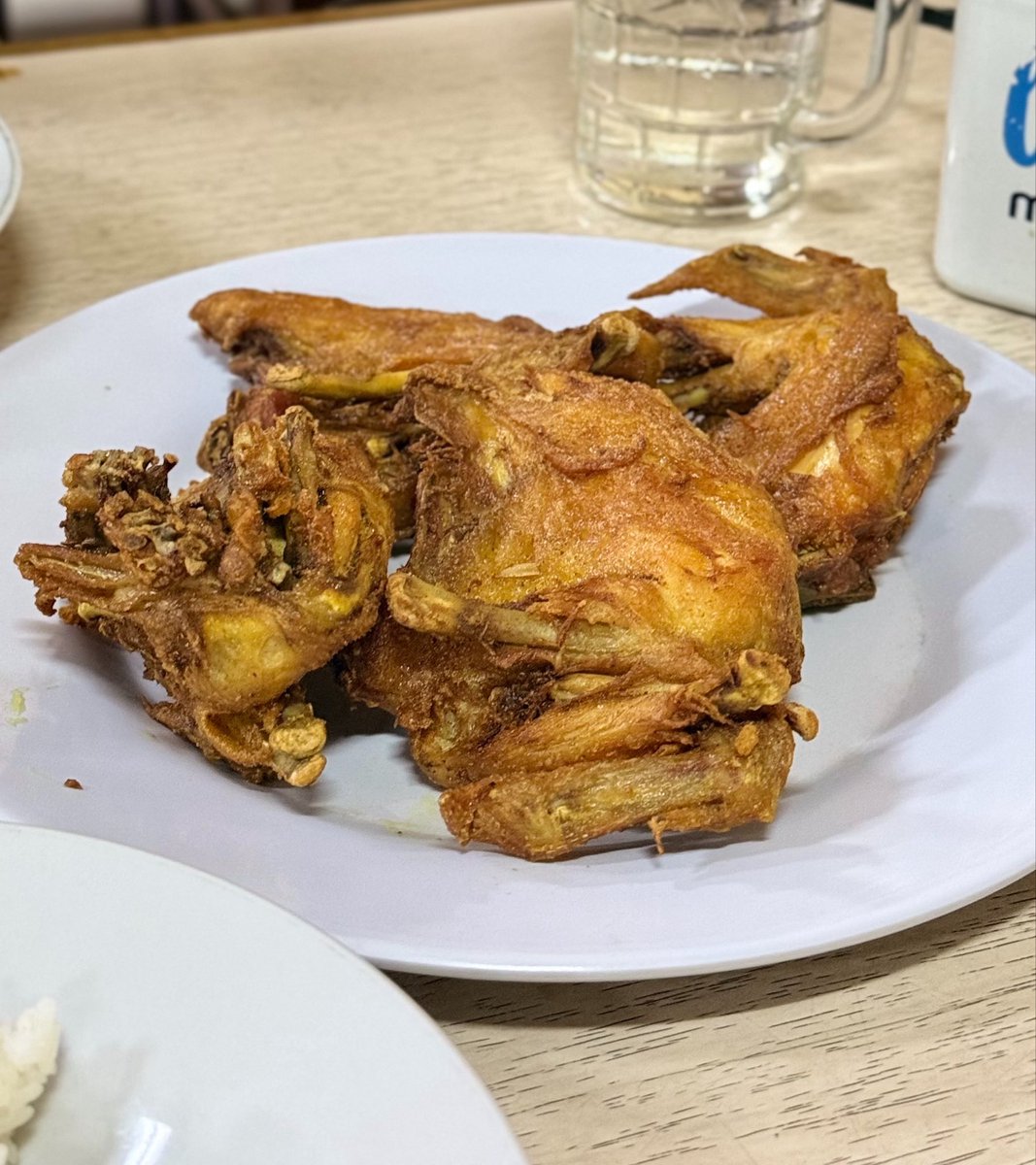 rizkiarfian's tweet photo. Rangking ayam goreng ternikmat sedunia:

1. Ayam Goreng Tojoyo https://t.co/c1O31JVvXX