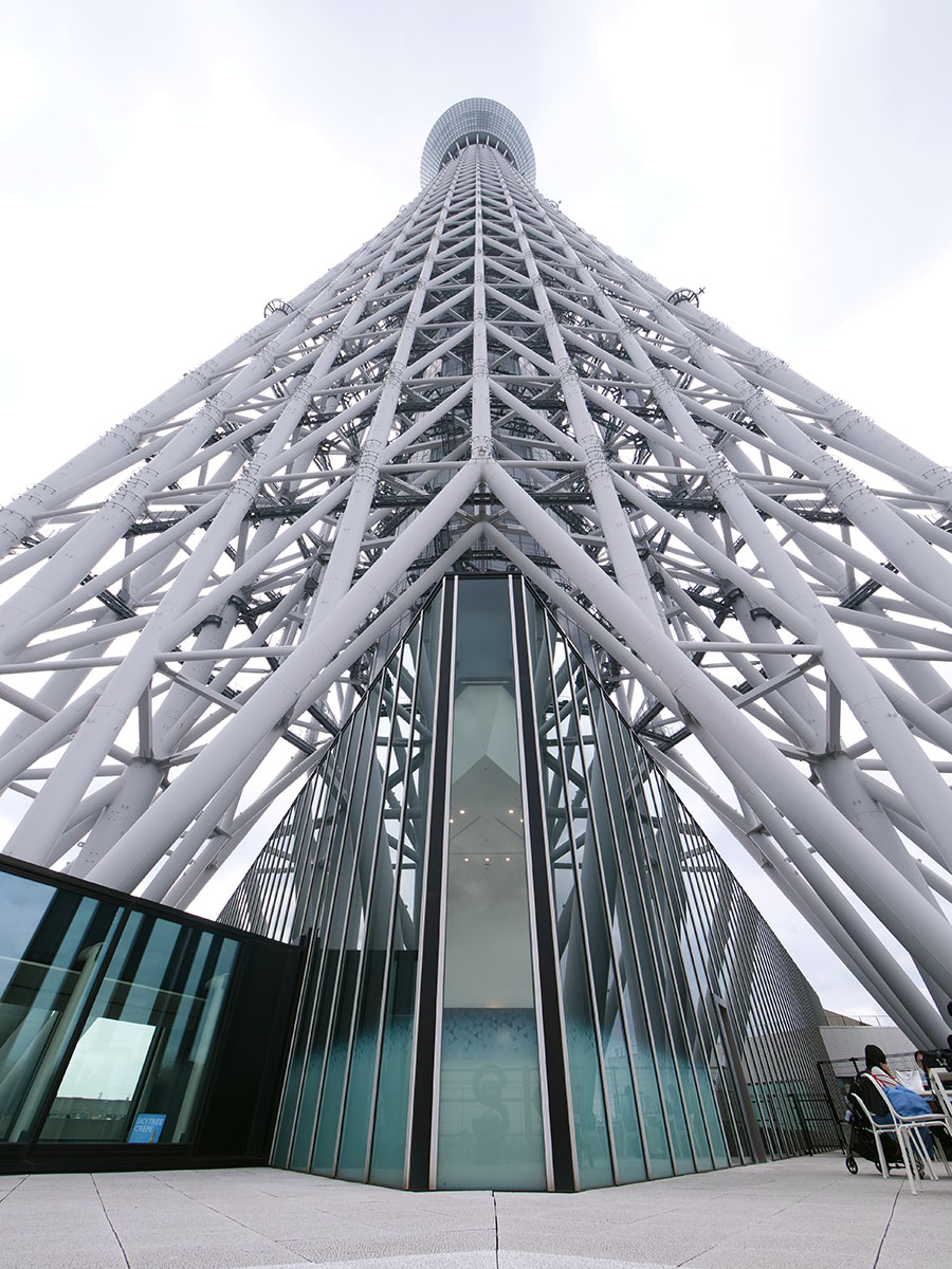tetsu_skytree's tweet photo. 2026/5/24、東京スカイツリー「LOOK UP CAFE TOKYO SKYTREE」。5/22にOPENした新エリア。北東正面を真下から見れます。鉄骨が美しい。晴れた日にまた来よう。 https://t.co/sE6AInPmXM