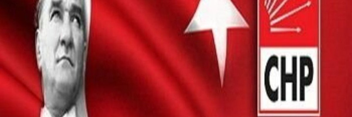 TOPRAK_2_'s tweet photo. Sizler !
Chp'li olabilir veya olmayabilirisiniz..
Dedenizden gelen bir Chp karşıtı olabilirsiniz..
O günleri, şartları ve tarihi bilmeden "Camileri ahır yaptılar", "Elifbaları topladılar", "İsmet Paşa asker kaçağıdır" yalanlarına inanmış olabilirsiniz.
Yaşınız gereği Chp iktidarı görmemiş olabilirsiniz..
Yakın tarihte sağ sol çatışmalarından dolayı Chp'yi suçlu bulabilirsiniz..
Ve daha bir çok sebepten dolayı Chp'den haz etmiyor olabilirsiniz..
Gelelim bugünlere..
Chp'nin Akp ile mücadelesini yeterli görmeyebilirsiniz..
Chp'nin 6'lı masa birlikteliğine itiraz edebilirsiniz..
Chp'nin kent uzlaşısına kızabilirsiniz..
Chp'nin belediye icraatlarını beğenmeyebilirsiniz..
Chp'nin parti içi kavgalarını kabul etmeyebilirsiniz..
Chp'nin genel politikalarını eleştirebilirsiniz..
Fakat..
Ama..
Lakin..
Türkiye Cumhuriyeti devlet sisteminin dönüştürülmek istendiği "Abd destekli monarşi modeli"ni görmek zorundasınız..
Bu işin artık Chp meselesi olmadığını anlamak zorundasınız..
"Millet iradesi, demokrasi, tren, vagon'' diye diye iktidarı eline geçirenlerin ne yapmak istediklerini bilmek zorundasınız..
Anlayalım artık, "Sarı Öküz" konusu çok geride kaldı.
Çünkü..
Sarı öküz; 'TC' idi, kaldırdılar.
Sarı öküz; 'Andımız'dı, yasakladılar.
Sarı öküz; Milli Eğitimdi, berbat ettiler.
Sarı öküz; Askeri okullardı, kapattılar.
Sarı öküz; Gata idi, Atatürk isimli stadyumlardı, havaalanıydı kapattılar.
Sarı öküz; Atatürk fotoğraflarıydı, posterleriydi, yanına Rte'yi eklediler
Sarı öküz; 10 Kasım'dı, hasta oldular.
Sarı öküz; 23 Nisan, 19 Mayıs, 30 Ağustos, 29 Ekim'di gevşettiler.
Sarı öküz; tarım, adalet, ekonomi, emekli, asgari ücretliydi, hepsini planlı şekilde bitirdiler.
Sarı öküz; İmamoğlu'ydu, Tanju'ydu, Zeydan'dı, Bozbey'di, hapse attılar.
Sarı öküz; belediyelerdi, meclis üyeleriydi, tehditle şantajla transfer ettiler.
Sarı öküz; Milletin iradesiydi, vazgeçtiler.
Sarı öküz; Göklerden gelen bir karardı, inkâr ettiler.
•••
Diyeceğim şu ki..
Gün olur yine Chp ile hesaplaşılır.
Ama, fakat, lakin..
Chp üzerine oynanan bu çirkinlikler demokrasiyi, cumhuriyeti, Atatürk Türkiye'sini sonlandırmak amaçlıdır.
Bu yapılanlar Akp Chp rekabeti veya iktidar muhalefet kavgası  değildir.
Özgür Özel karşıtlığı veya Erdoğan, Kılıçdaroğlu birlikteliği değildir.
Bu bir siyasi hamle veya şah mat sonuçlu satranç oyunu değildir.
İnanın ki daha ötesidir.
Chp muhalefetin en büyük partisi, verilmemesi ve yenilmemesi gereken "en büyük lokmadır", yıkılmaması gereken "son kale"dir.
•••
Beyler, hanımlar..
İktidarda millet iradesine saygı duyan siyasi bir parti veya demokrasiyi hazmetmiş bir ittifak yok.
T.C. Devletiyle, kurumlarıyle, tarihiyle ve değerleriyle hesaplaşan, kavga eden karanlık bir güruh var.
Biz aydınlığa taraf olanlar, Chp yıkılırsa hepimiz bu yıkımın sorumlusu olur, enkazın altında kalırız.
Atamızdan bize kalan bu emaneti,
ana sütü gibi helal devletimizi, demokrasiyi, parlamenter rejimi ve "Türkiye Cumhuriyeti"ni çocuklarımıza ve torunlarımıza sağ salim taşımak zorundayız.
Yaşar Yurtseven

***🇹🇷🇹🇷