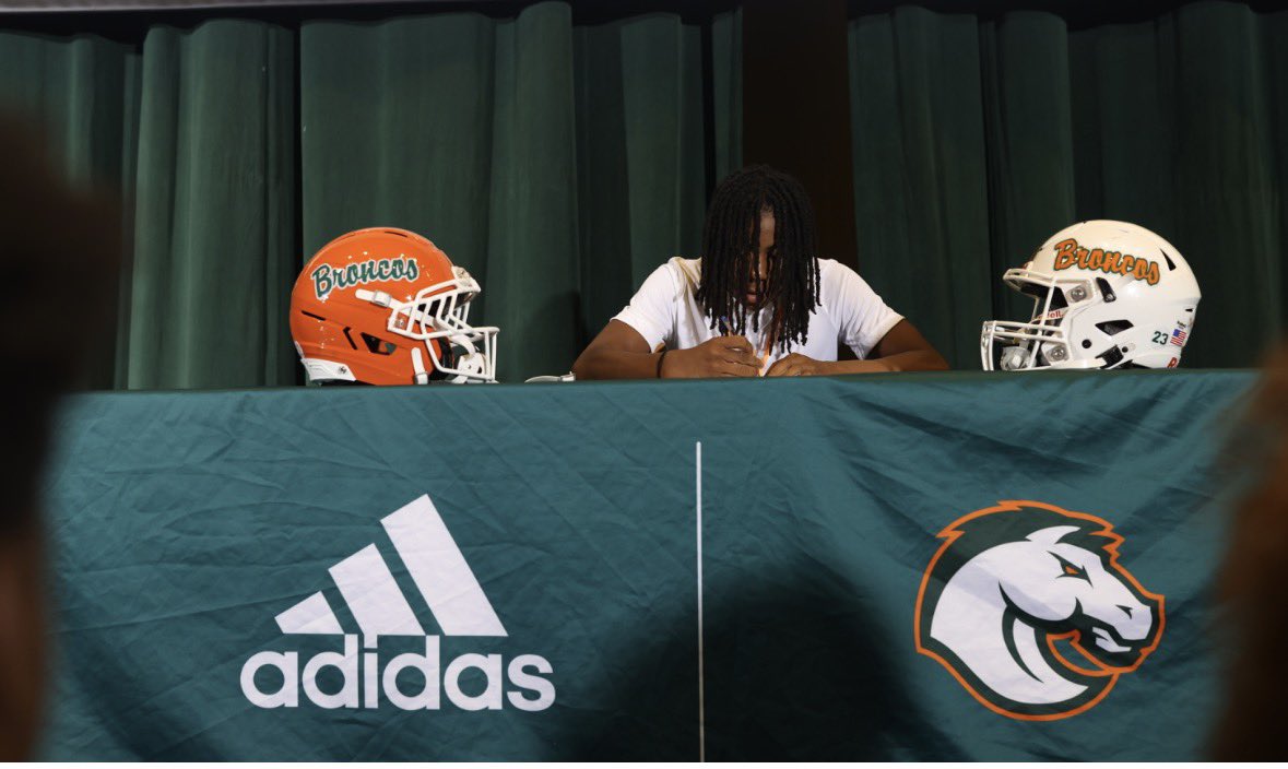 KyanWilliams81's tweet photo. I will be playing football at Fredrick Douglass High School for my upcoming freshman year . can’t wait for the next 4 years (late post) @FDouglassFB @KYFUTURESTARS @AlPopsFootball @PrepRedzoneKY @kybigthings @NCEC_Recruiting @KYHighFootball https://t.co/JtQxxPgIXB