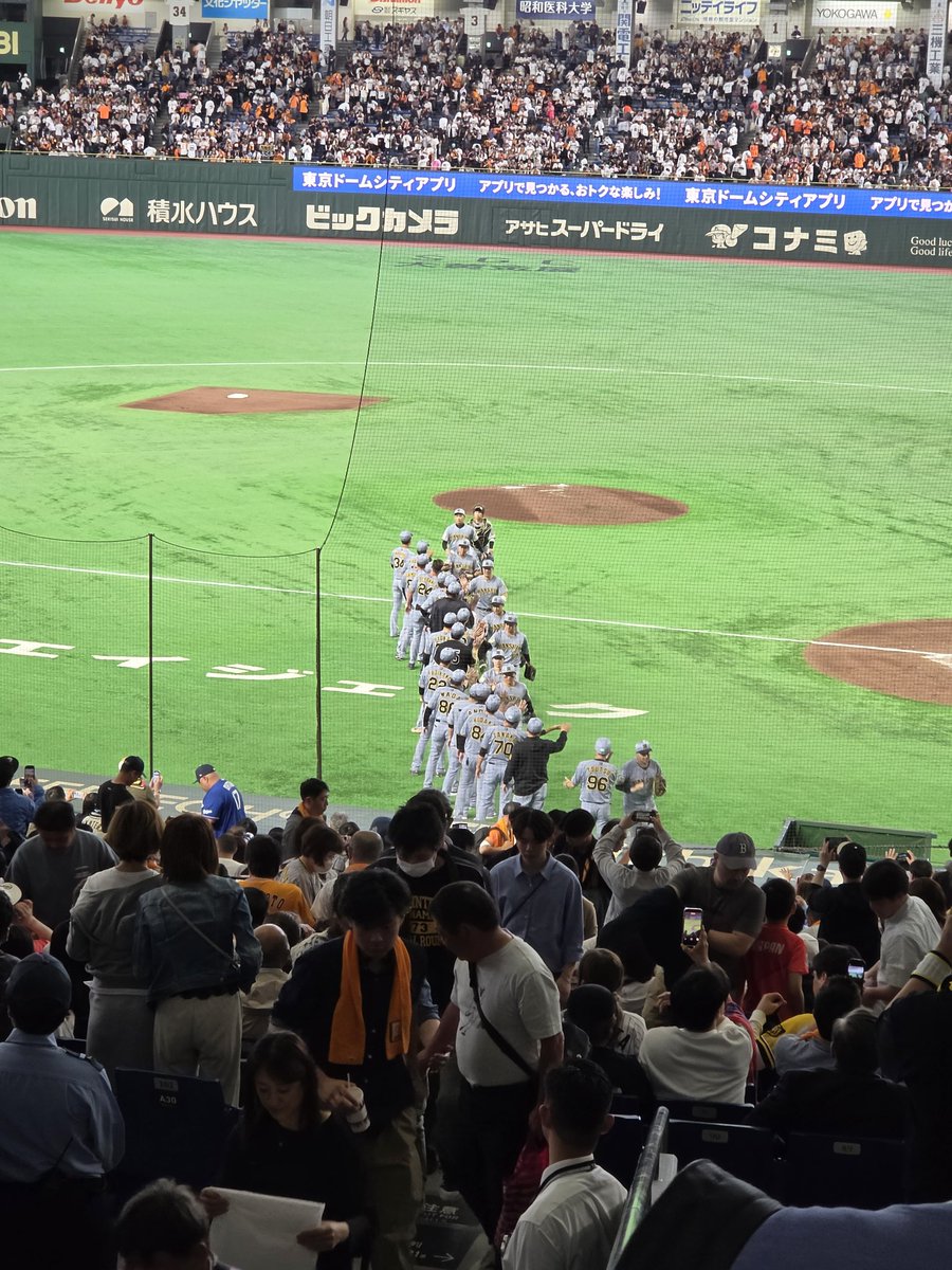 hirokun14's tweet photo. 勝ちました～
3:6
読売ジャイアンツ対阪神タイガース
阪神は5回梅野の3年ぶりの本塁打と立石のプロ初本塁打となる2点本塁打で先制
続く6回、7回と追加点を挙げリードを広げ逃げきり5連勝。先発の才木は7回1/3を投げ3失点で5勝目を挙げ自身通算50勝巨人戦9連勝を達成した。
#阪神タイガース
#東京ドーム https://t.co/4LVprLg7sm