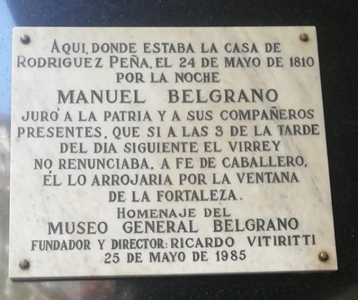 rayovirtual's tweet photo. Así se construye un país: tomando decisiones difíciles.
El juramento de Manuel Belgrano del 24 de mayo ante los revolucionarios reunidos en la casa de Rodriguez Peña. https://t.co/UI3hhLHoB9