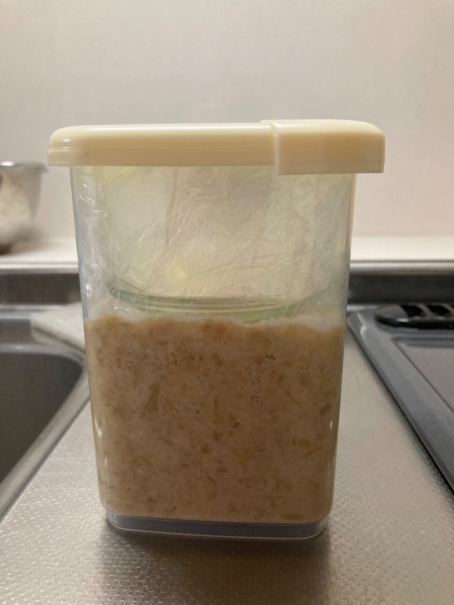 omagechan's tweet photo. 青大豆を使って、味噌を仕込んでみました。失敗してもいいように少なめ分量で、特別な機材は買わず家にあるものを使ってみました。さあ、数ヶ月後には美味しい味噌になってるのかそれともカビまみれになってるのか…楽しみですな😅 https://t.co/JLSOgbcLX3