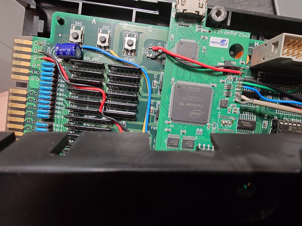 tmf68k's tweet photo. テストスイッチが物理破損してたので、前に部品取りになってしまったマザーからスイッチを取る。
5ピンなんてどうせGNDで飾りとわかってるけどCPS2側パターン見てフイタ。
そして移植。
今回のは接点不良とかでなく、スイッチが全く動かない。バネ壊れた？
記念すべき電源内蔵HDMI1号マザー一応復活。 https://t.co/QYfRKGceLE