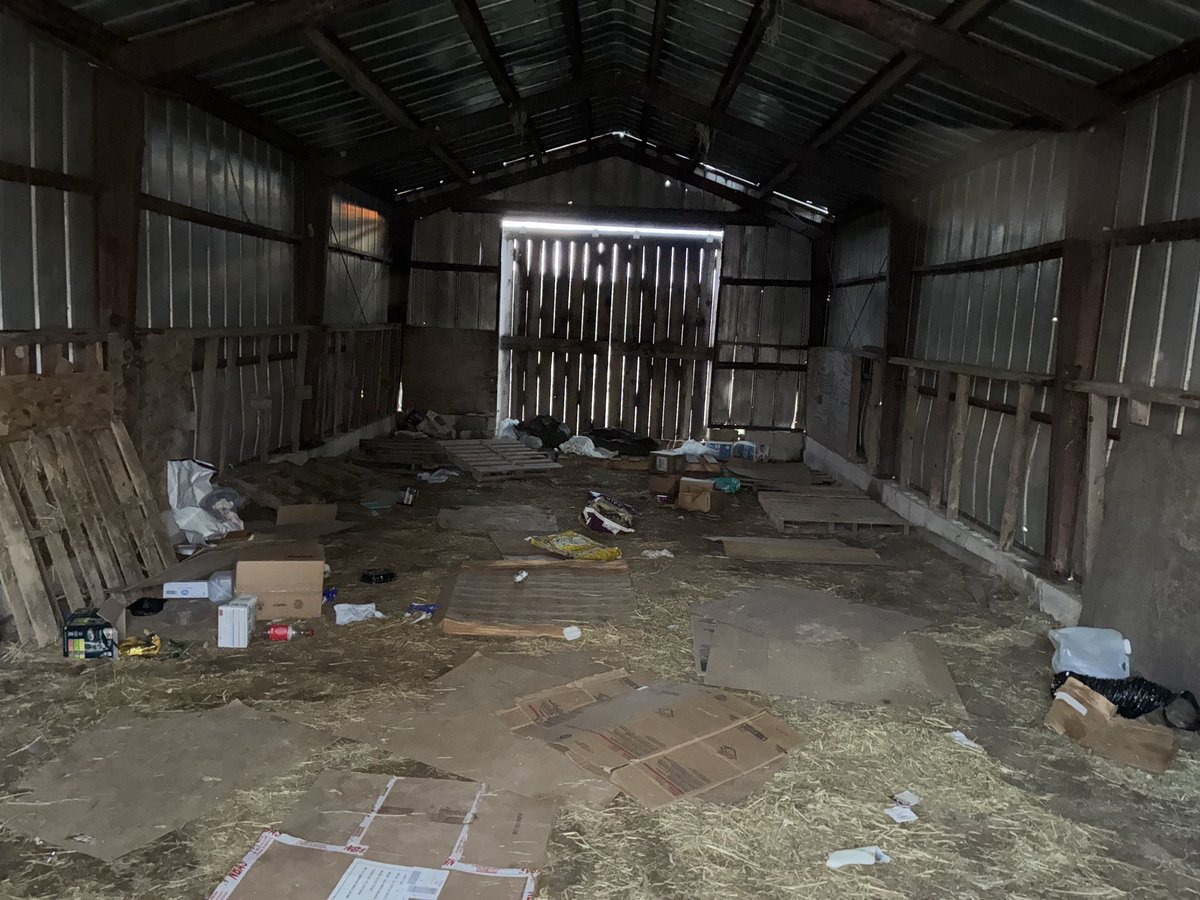 BrettStAmand's tweet photo. Update to *** Previous Post 

1. Truck After 1st Load
2. 2nd &amp; Ladt Load 🙏🏼🍀🚚
3. Final Look 👀 in 20x80’ Ft  that Kept me , Property but .? More Importantly my 2 Barn Kitties Sammy “Davis “ 🐈4y and his Buddy KeKe 🐈.. 7yo Safe , and Sheltered in  good or Bad Weather.. https://t.co/HKFxesFY9S
