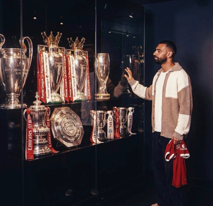 Anfieldbr's tweet photo. Não tem como não sentir uma DOR IMENSA ao ver essa imagem. https://t.co/75SiytcdJ8