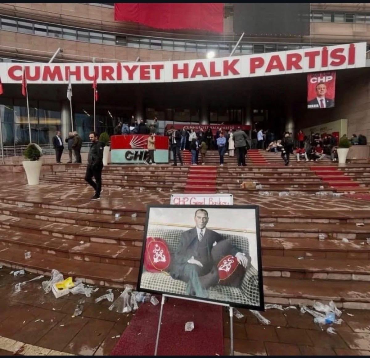 chpseyhanilce01's tweet photo. Cumhuriyet Halk Partisi Genel merkezimiz önünde yaşatılan ve hiçbir partilinin ve yurttaşın kabul edemeyeceği görüntüler vicdanlarda sorgulanmalıdır. https://t.co/I411rNP96F