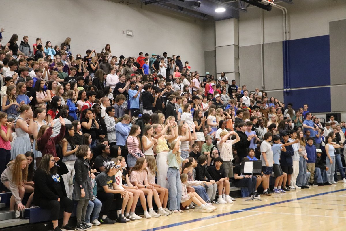 dmsbluejays's tweet photo. Jay Jamboree was rounded out with a few popular assembly games, ending with a staff knockout competition! #DMSLeads #DestinationDiscovery https://t.co/rbPjxuK07q