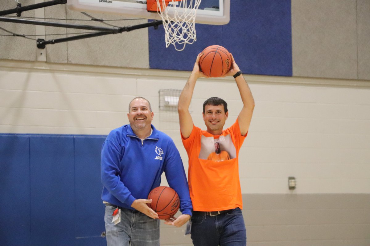 dmsbluejays's tweet photo. Jay Jamboree was rounded out with a few popular assembly games, ending with a staff knockout competition! #DMSLeads #DestinationDiscovery https://t.co/rbPjxuK07q